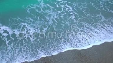 透明的海浪冲刷着沙滩，永恒，不可<strong>阻挡</strong>的力量